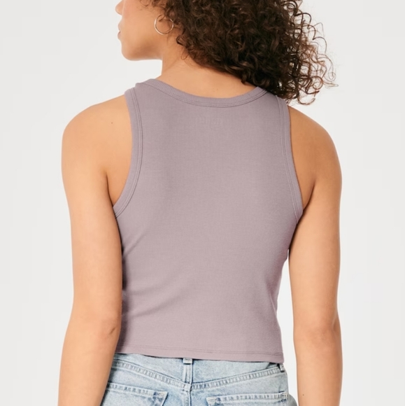 NWT Hollister Women’s High-Neck Ribbed Butterfly Graphic Tank Top size Medium - Picture 2 of 8